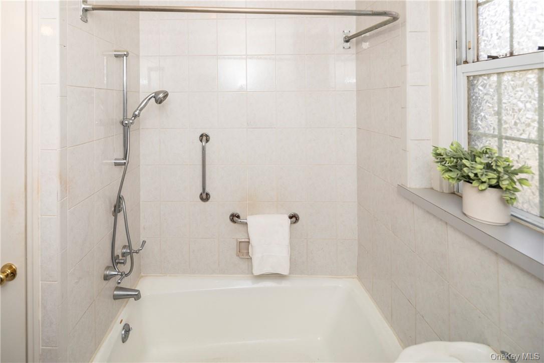 270 Bronxville Road, Unit B63 Bronxville, NY 10708 - Photo 20 of 25 a bathroom with a shower