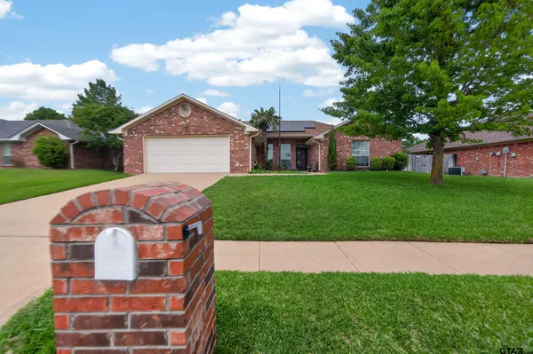 $299,900 | 11274 Meadows Drive, Flint, TX 75762