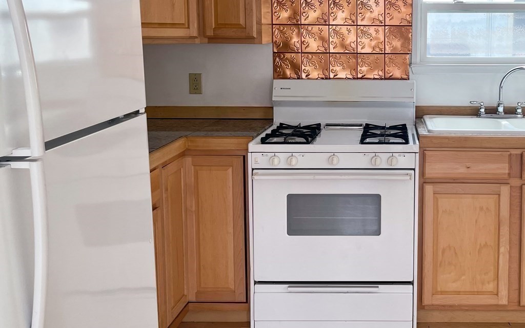 270 Littleton Road, Unit 109 Chelmsford, MA 01824 - Photo 4 of 41 a kitchen with a stove and a refrigerator