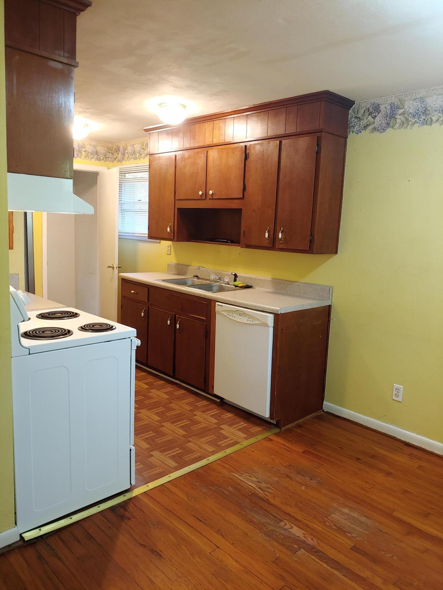 3947 Welcome Valley Road Southeast Roanoke, VA 24014 - Photo 3 of 10 Kitchen