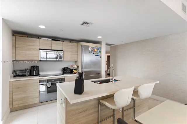 $999,000 | 16385 Biscayne Boulevard, Unit 1007, North Miami Beach, FL 33160