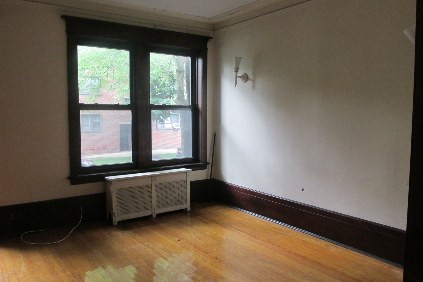 1367 East 56th Street, Unit 2 Chicago, IL 60637 - Photo 2 of 8 a room with window