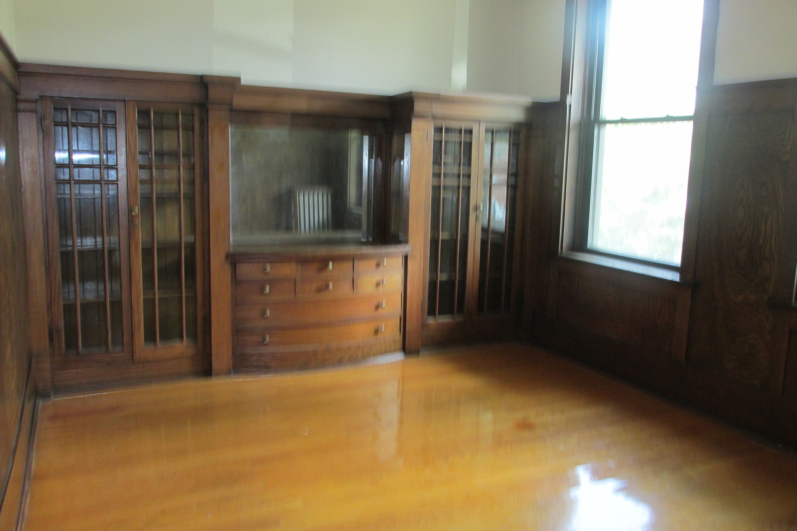 1367 East 56th Street, Unit 2 Chicago, IL 60637 - Photo 7 of 8 a view of an empty room with closet and windows