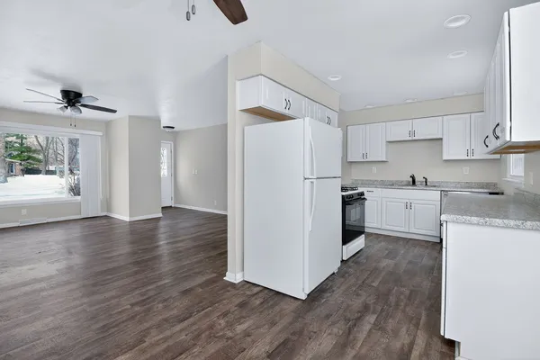 $279,900 | 86 Circle Drive East, Montgomery, IL 60538