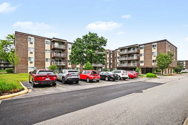 $189,900 | 1311 South Finley Road, Unit 317, Lombard, IL 60148