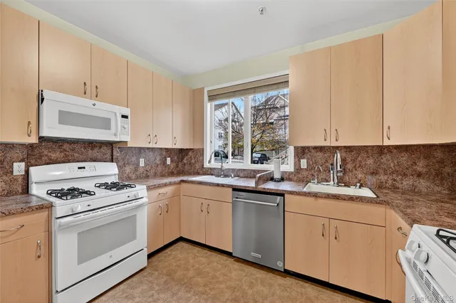 $599,000 | 4 Toltchav Way, Unit 102, Monroe, NY 10950