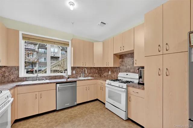 $599,000 | 4 Toltchav Way, Unit 102, Monroe, NY 10950