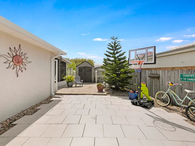 a view of entryway with patio