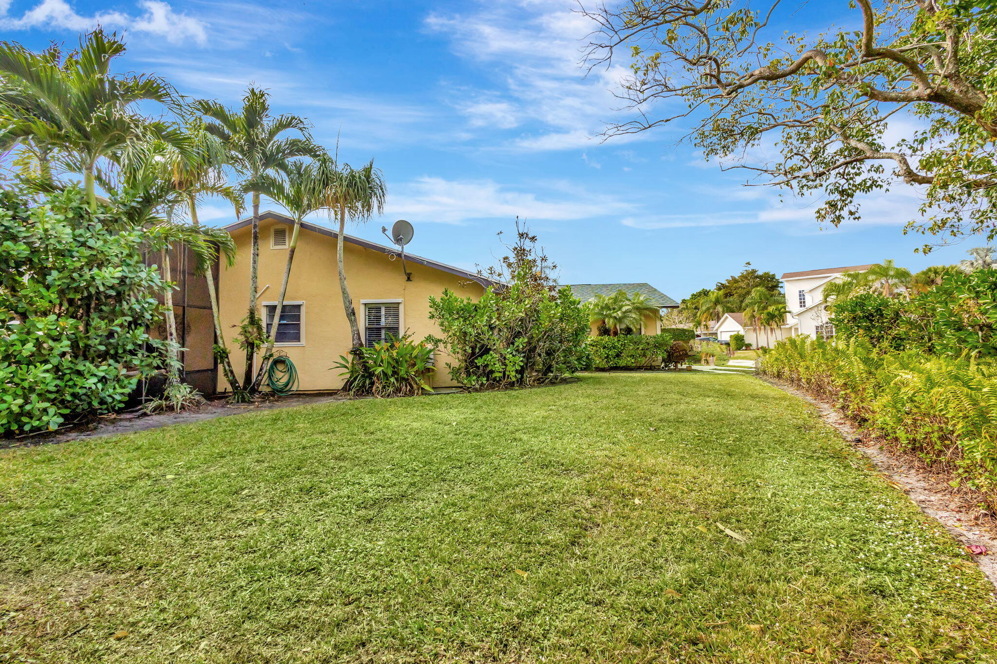 9506 Southeast River Terrace Jupiter, FL 33469 - Photo 21 of 28 Side Yard