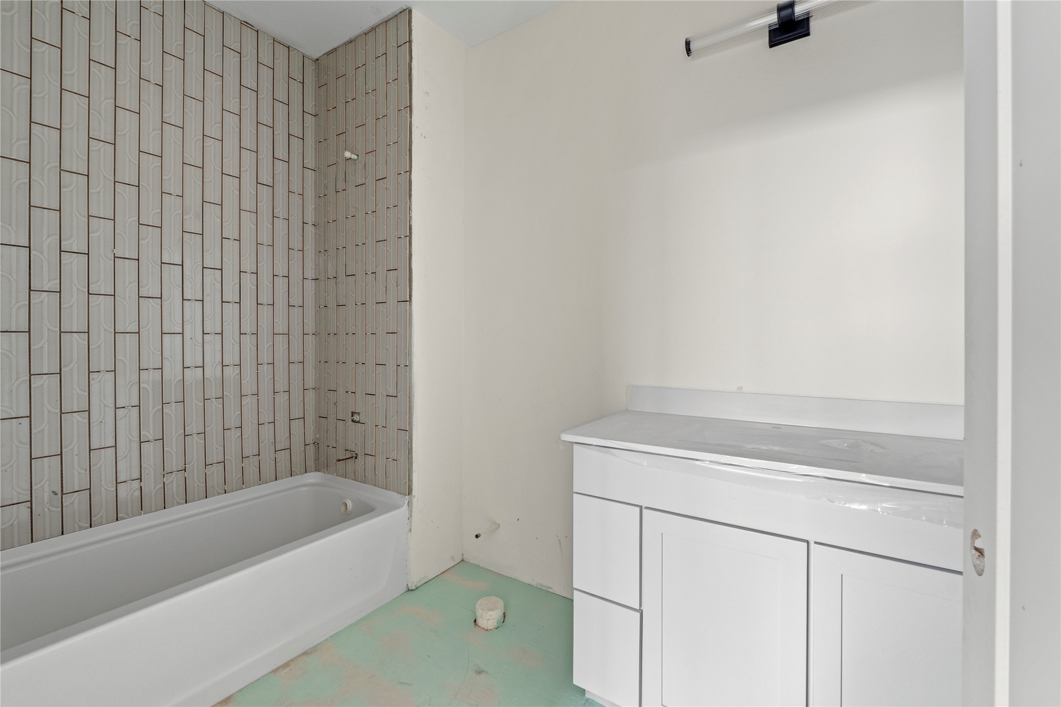 1180 Lott Avenue Austin, TX 78721 - Photo 10 of 40 Bathroom featuring vanity and washtub / shower combination