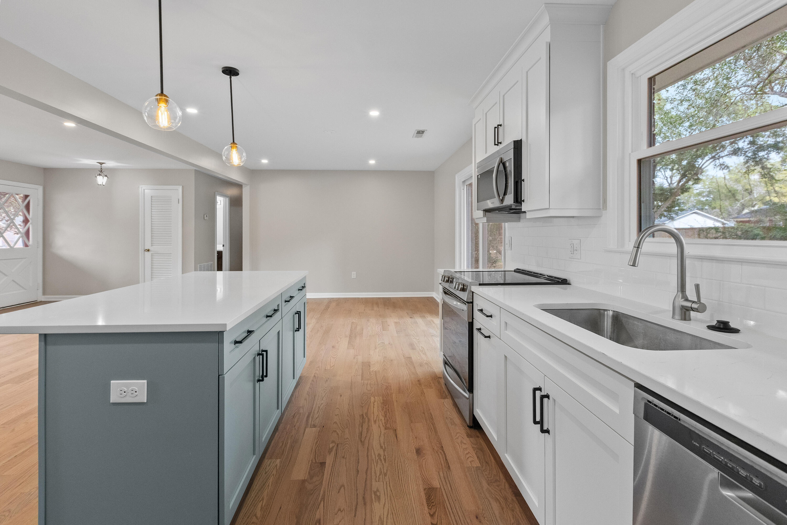 1072 Kentwood Circle Charleston, SC 29412 - Photo 3 of 42 1072KentwoodCir-CasaVerdeMediaLLC12