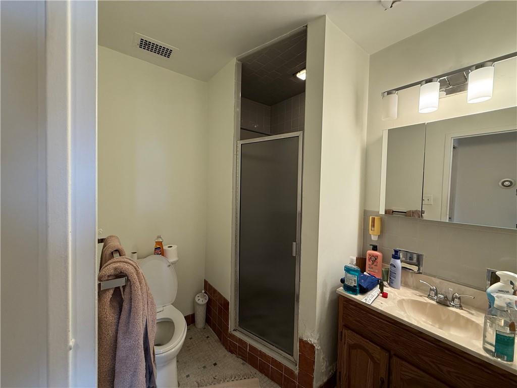 5100 Fifth Avenue, Unit 509 Pittsburgh, PA 15232 - Photo 22 of 26 a bathroom with a sink and a toilet