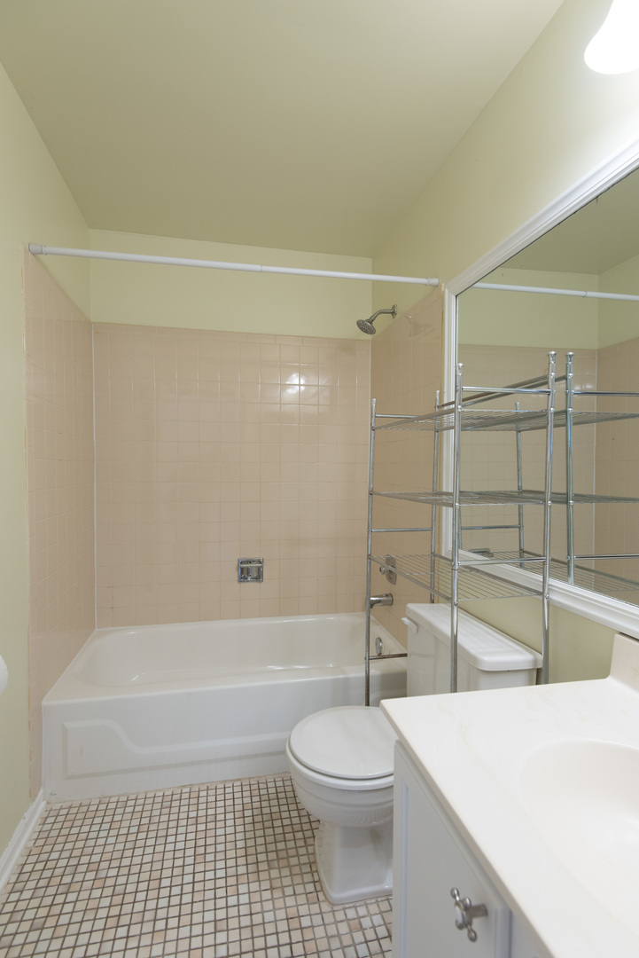 1201 Ranchview Court Buffalo Grove, IL 60089 - Photo 12 of 25 a bathroom with a toilet a sink and a bathtub