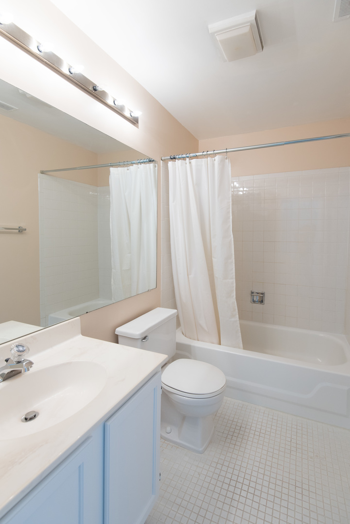 1201 Ranchview Court Buffalo Grove, IL 60089 - Photo 22 of 25 a bathroom with a sink a toilet and a bathtub
