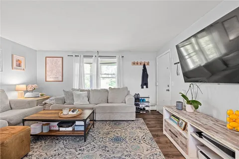 $2,300 | 70 Carroll Avenue, Unit 303, Newport, RI 02840