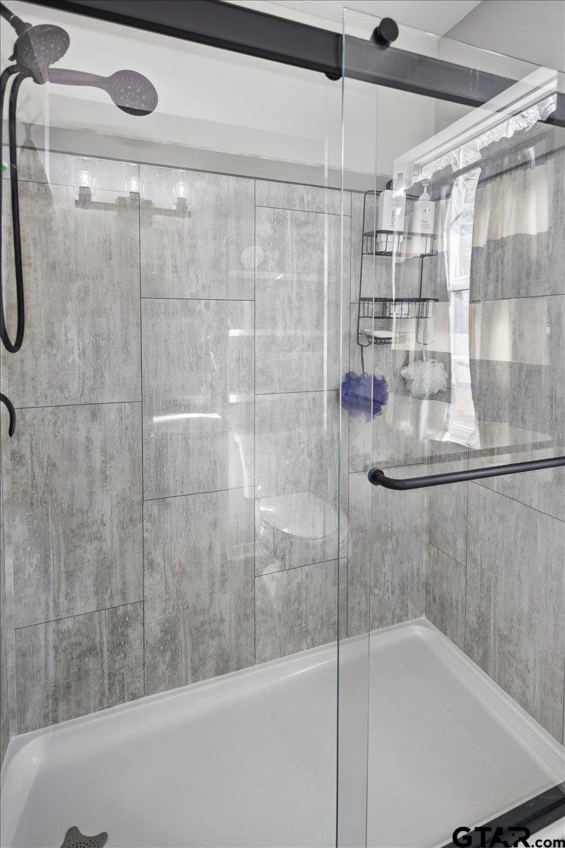 289 Acapulco Road Jefferson, TX 75657 - Photo 15 of 30 a bathroom with a shower and a bath tub