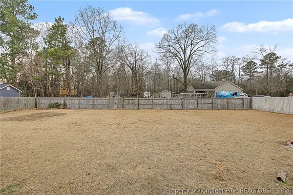 a view of a backyard
