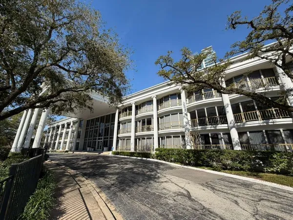 $2,100 | 5050 Ambassador Way, Unit 111, Houston, TX 77056
