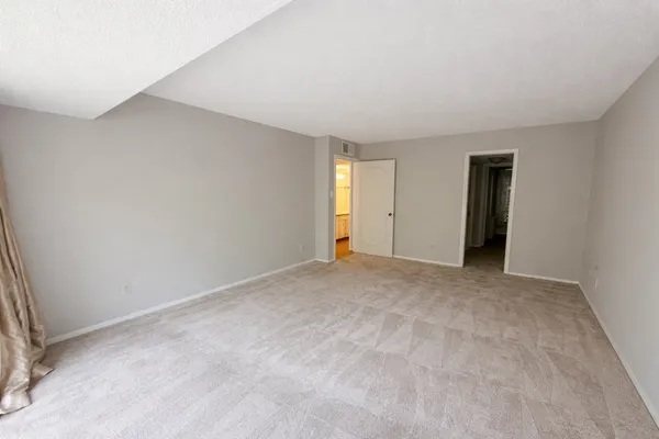 $2,100 | 5050 Ambassador Way, Unit 111, Houston, TX 77056