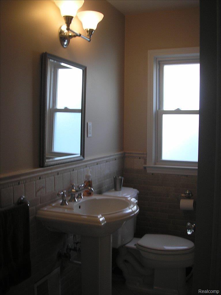 1989 Roslyn Road Grosse Pointe, MI 48236 - Photo 4 of 5 P4010123