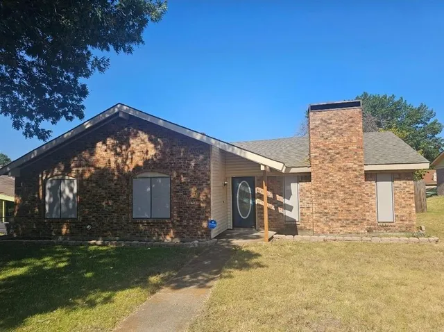 $2,000 | 707 Southwood Circle, Duncanville, TX 75137