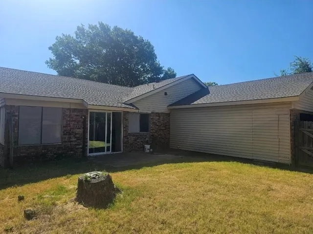 $2,000 | 707 Southwood Circle, Duncanville, TX 75137
