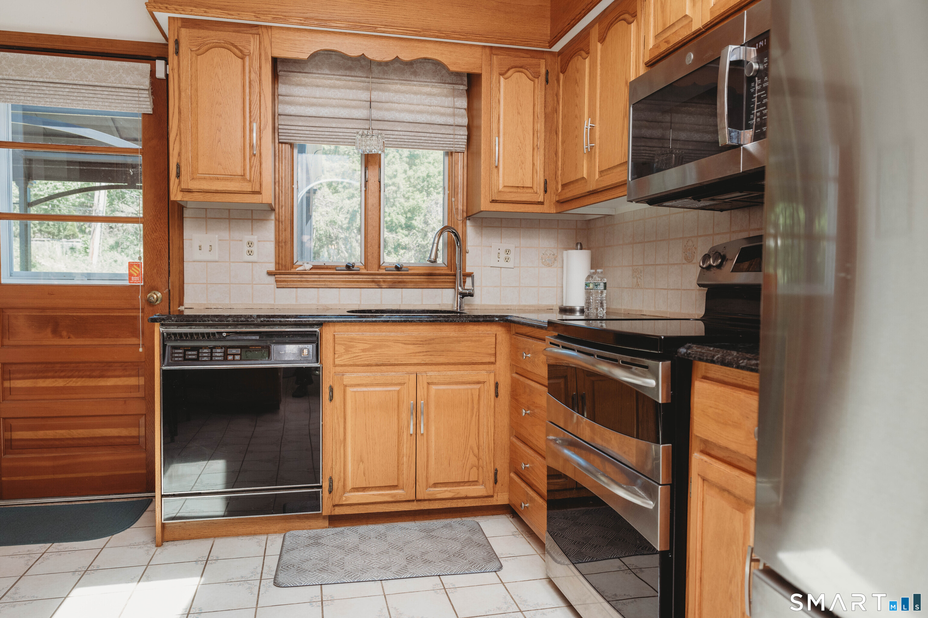 151 Bear Path Road Hamden, CT 06514 - Photo 3 of 34