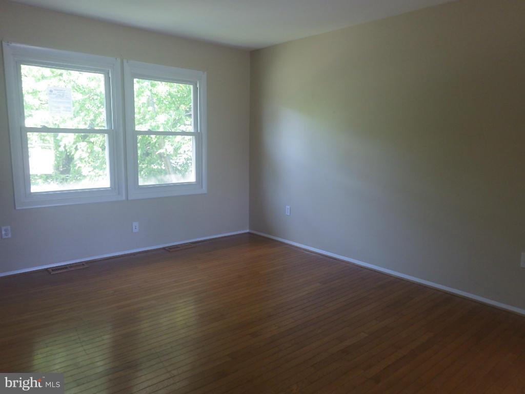 982 Fall Ridge Way Gambrills, MD 21054 - Photo 3 of 14 Living Room