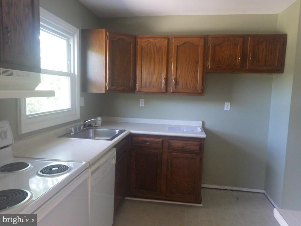 982 Fall Ridge Way Gambrills, MD 21054 - Photo 5 of 14 Kitchen