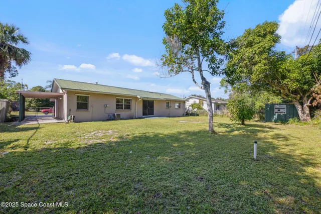 a view of a house with a backyard