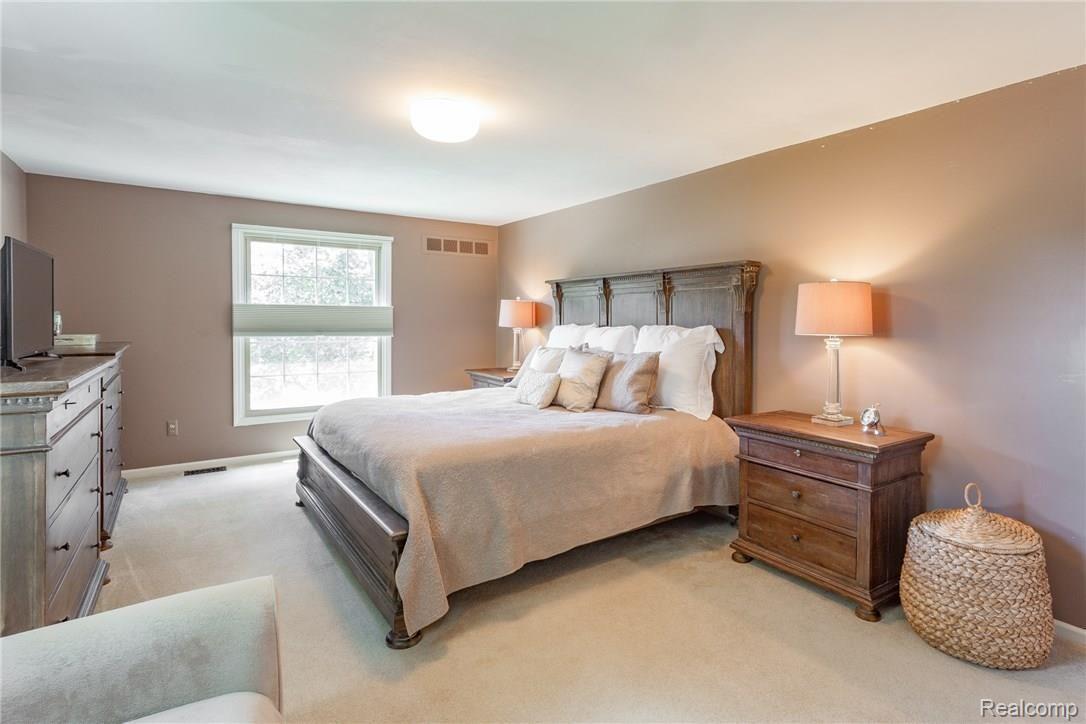 338 Lake Forest Road Rochester, MI 48309 - Photo 22 of 28 IMG_9416.jpg