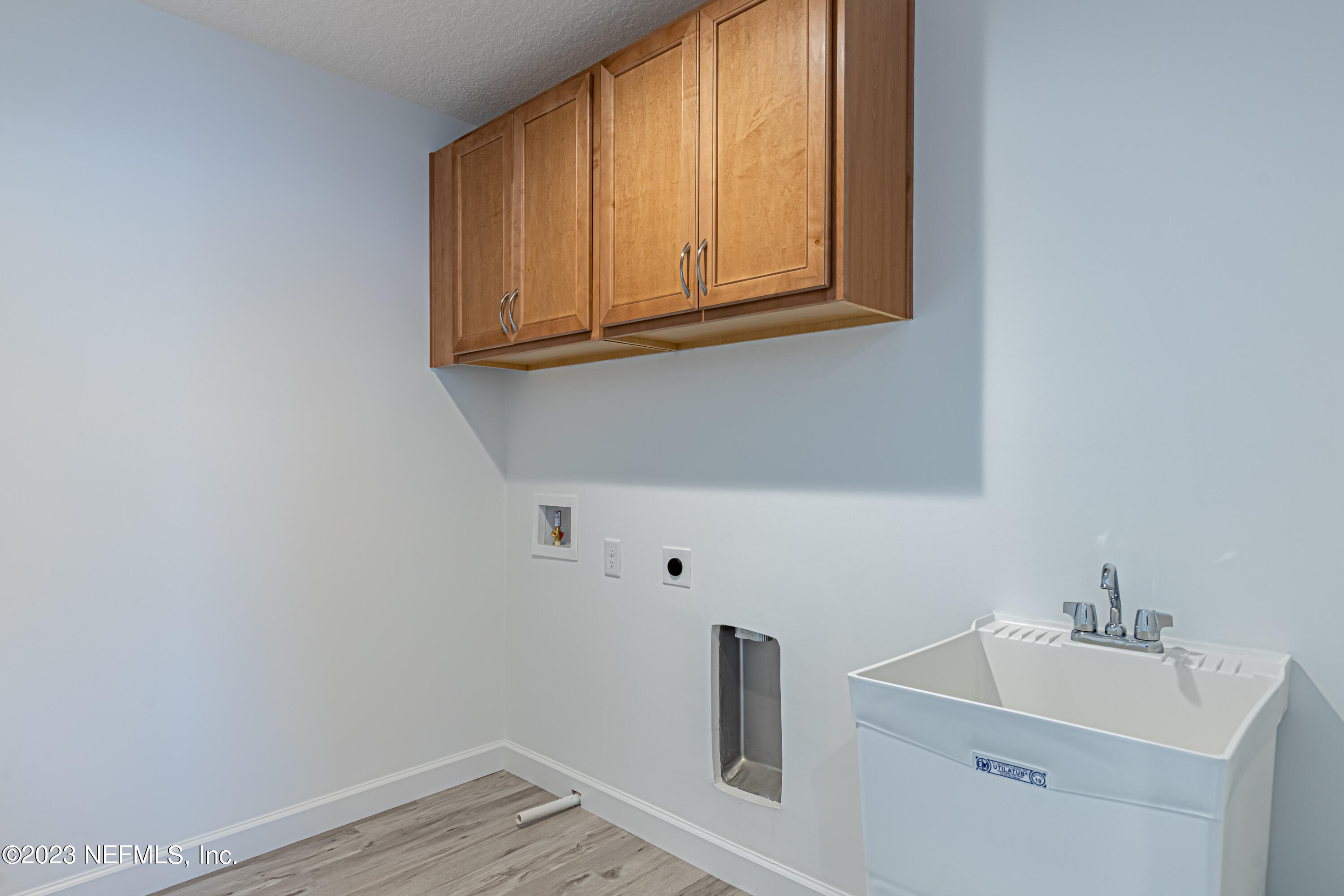 3093 Orange Picker Road Jacksonville, FL 32223 - Photo 12 of 39 a bathroom with a sink and a mirror
