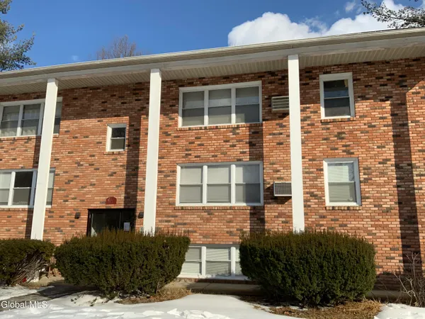 $1,300 | 11-21 Ashdown Road, Unit 21A, Clifton Park, NY 12019