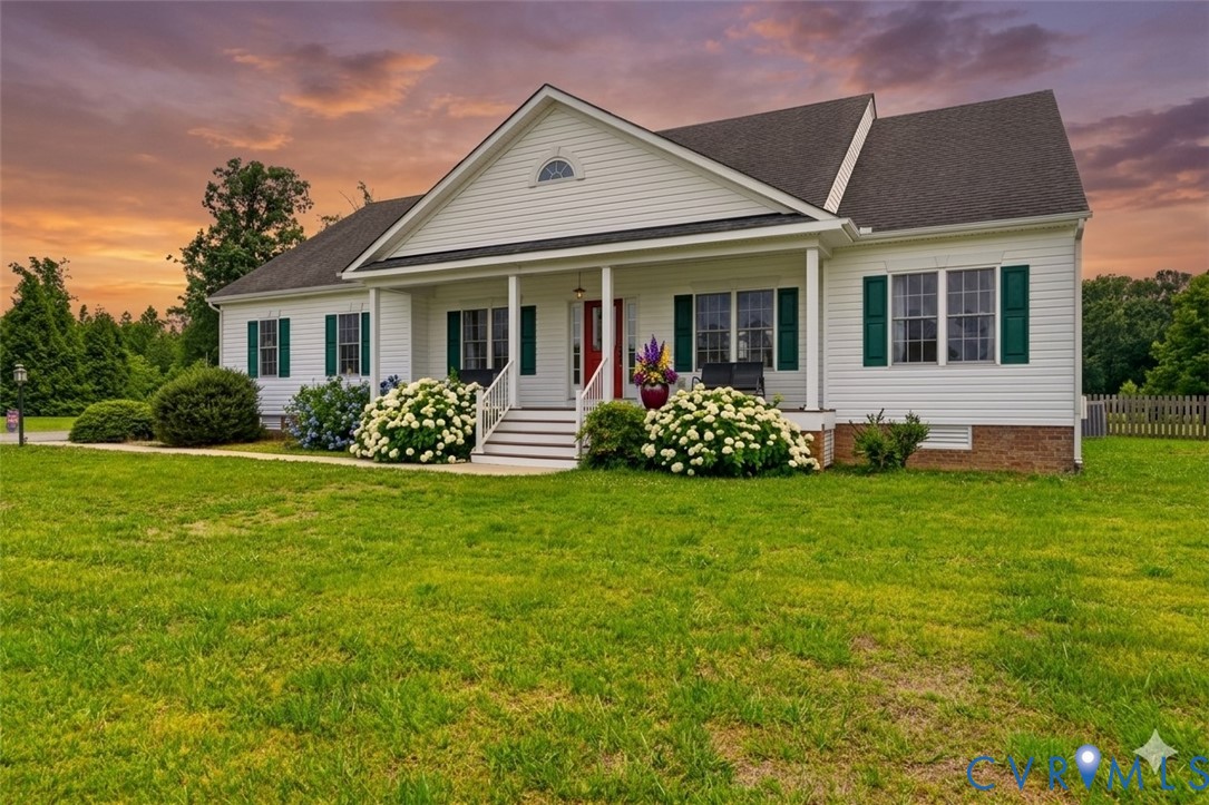 Ranch-style residence featuring white siding, a co