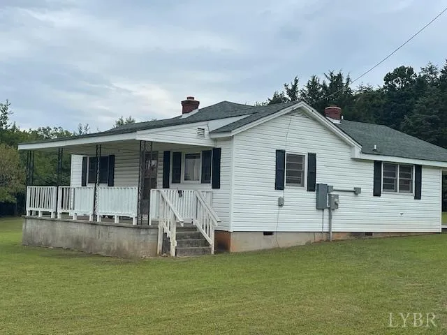 a view of a house with a backyard