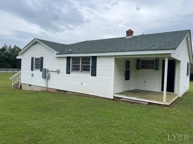 a view of a house with a backyard