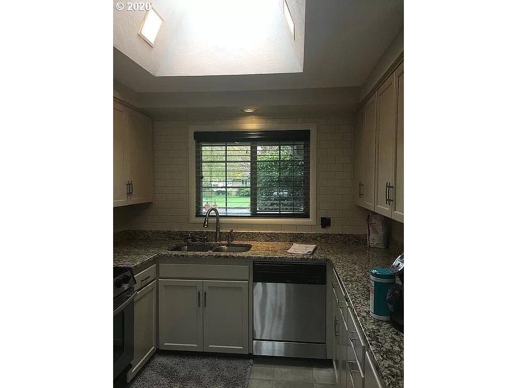 2815 Manor Drive Springfield, OR 97477 - Photo 5 of 17