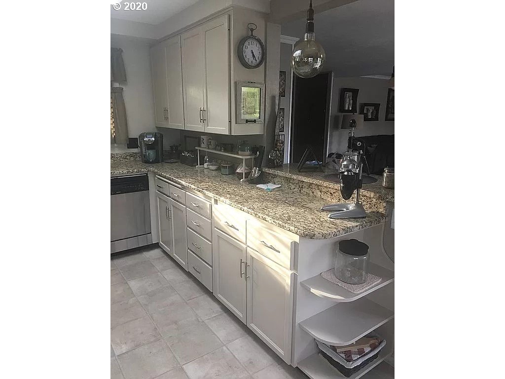 2815 Manor Drive Springfield, OR 97477 - Photo 6 of 17