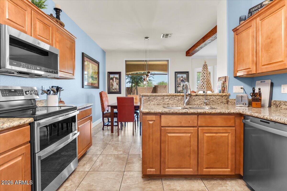 2600 East Springfield Place, Unit 87 Chandler, AZ 85286 - Photo 13 of 40 13-Kitchen with bar, dining, open to ent