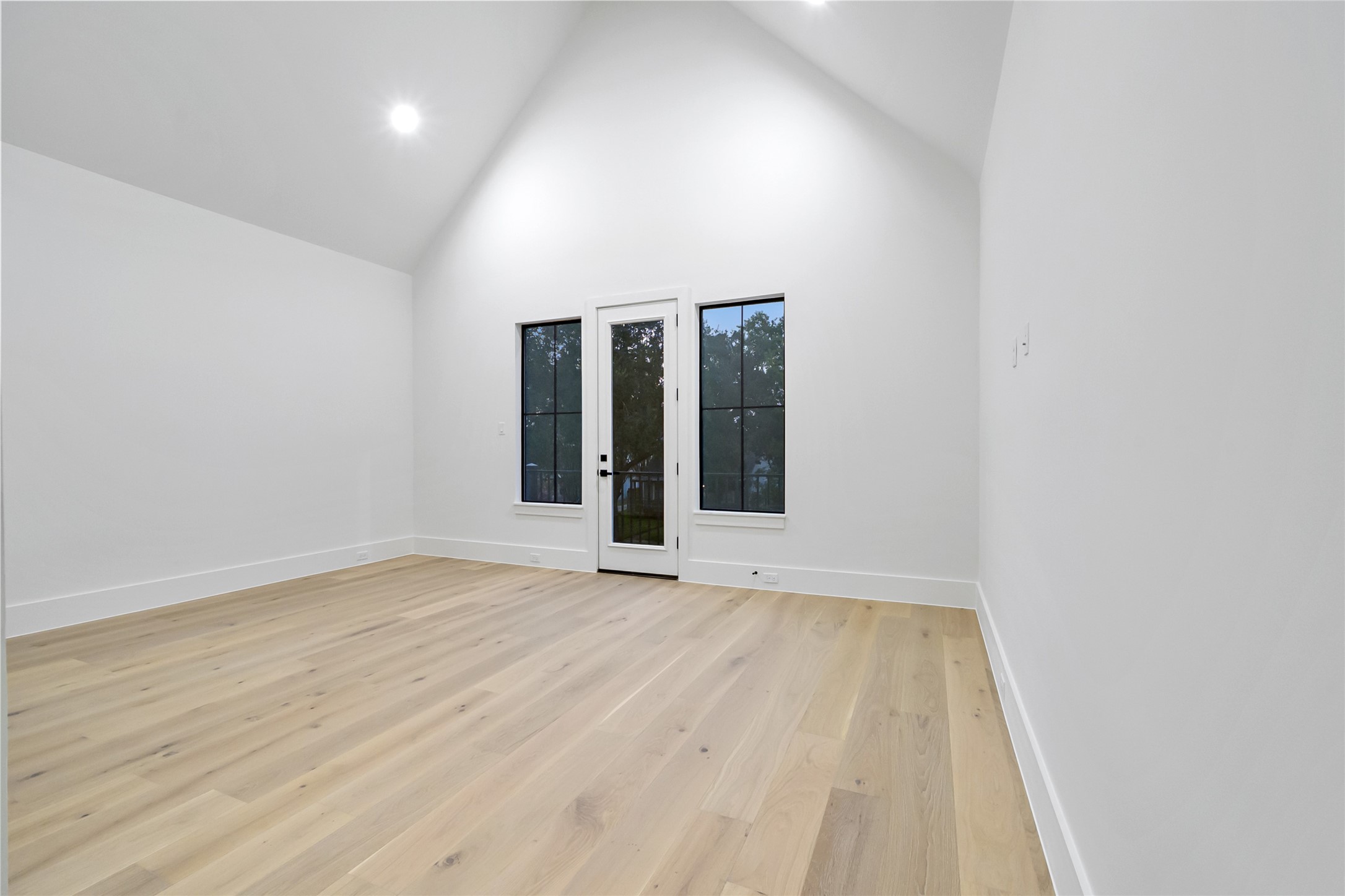 112 East 27th Street Houston, TX 77008 - Photo 34 of 43 wooden floor in an empty room with a window