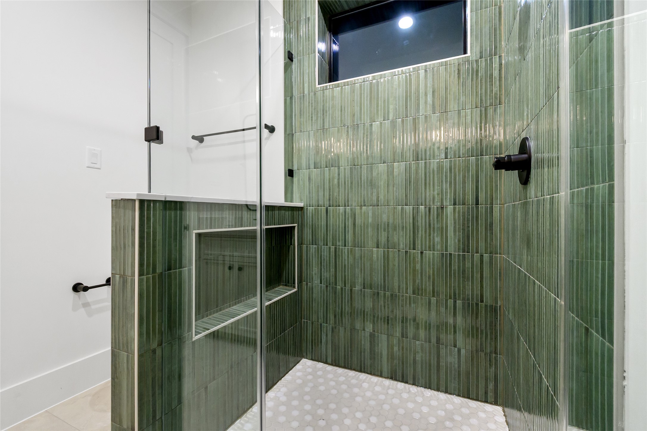 112 East 27th Street Houston, TX 77008 - Photo 41 of 43 a bathroom with a shower