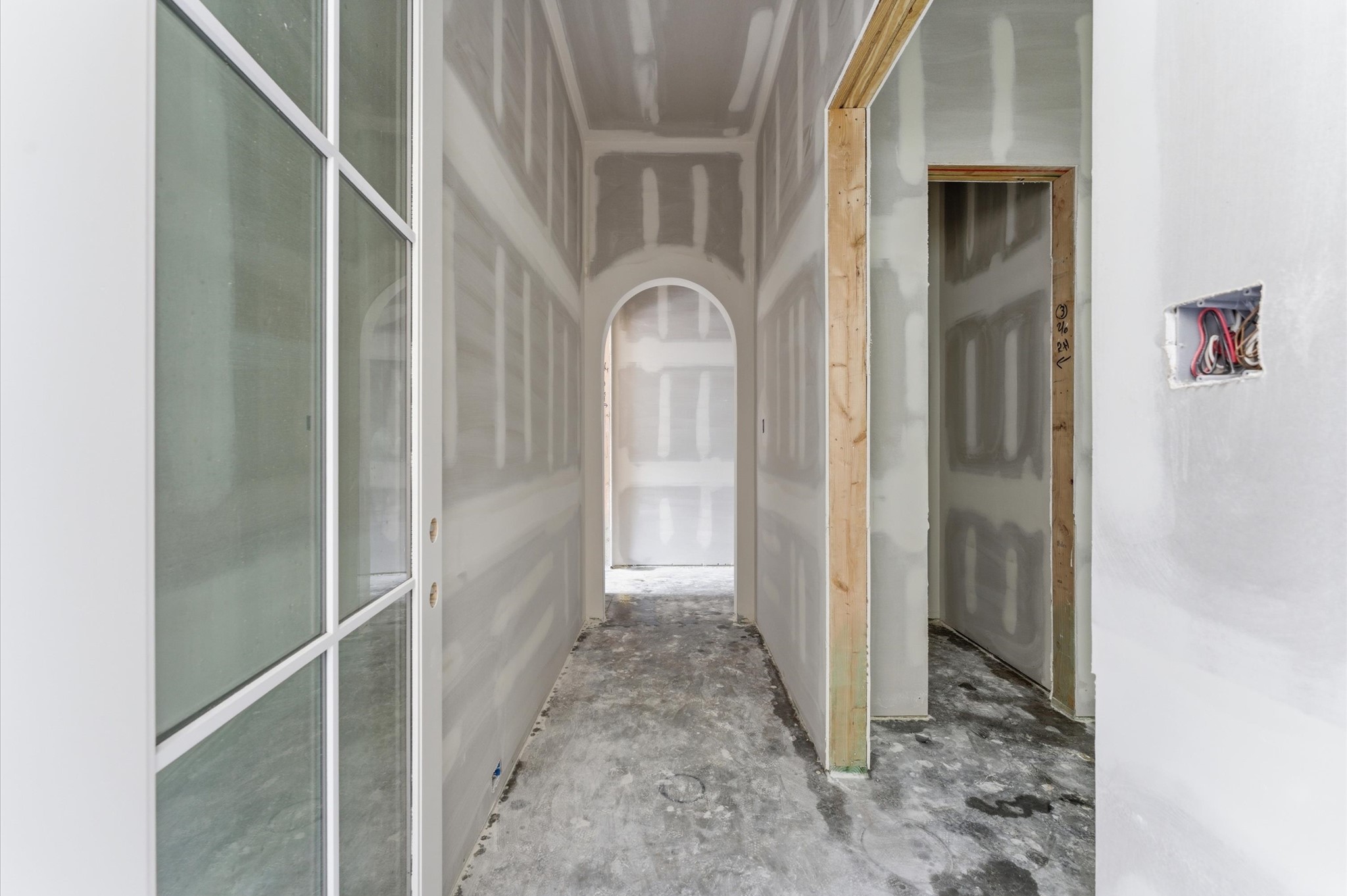 112 East 27th Street Houston, TX 77008 - Photo 5 of 43 Step into this masterfully designed home that features arched doorways throughout.