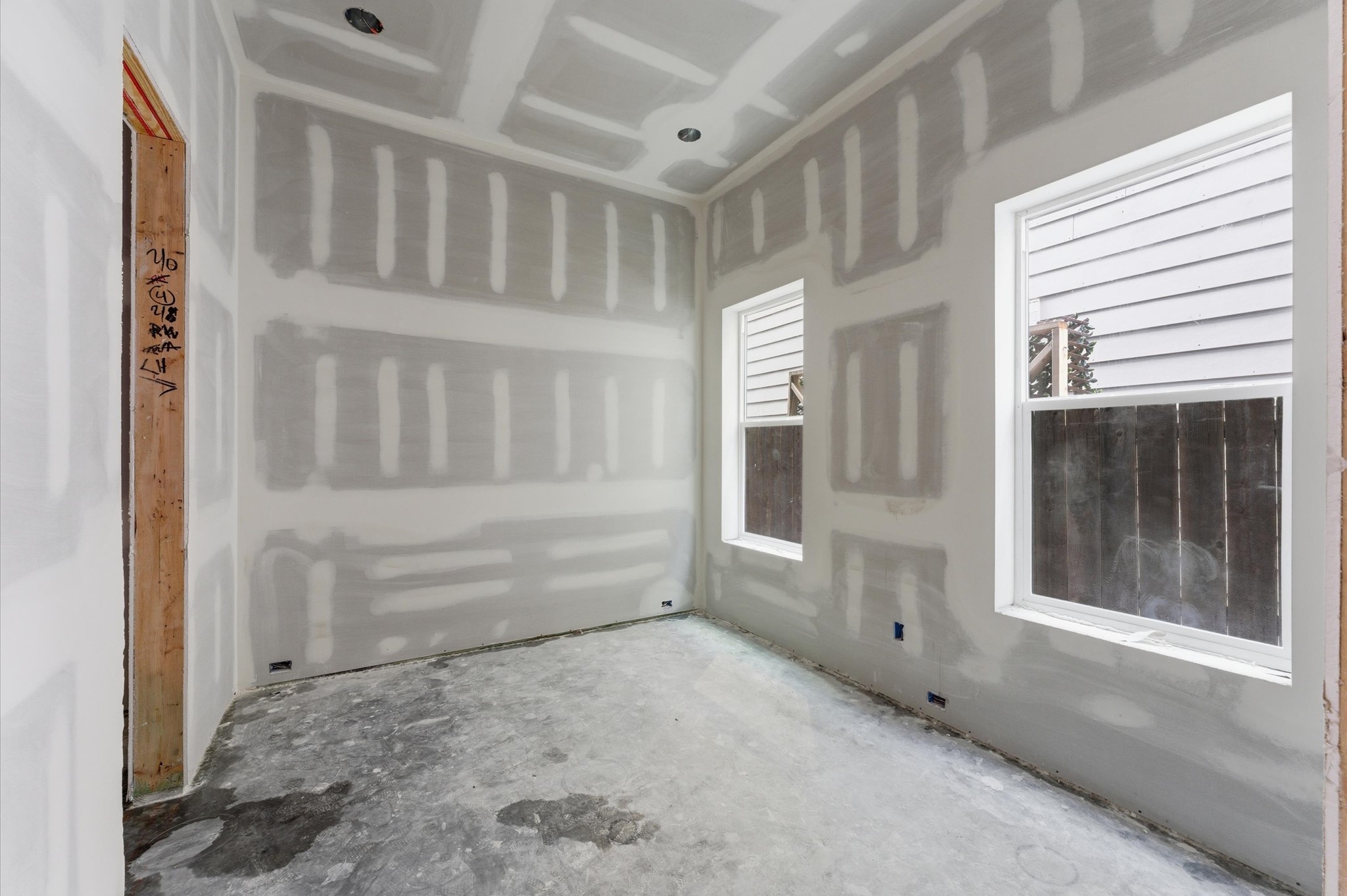 112 East 27th Street Houston, TX 77008 - Photo 7 of 43 a view of an empty room with a window