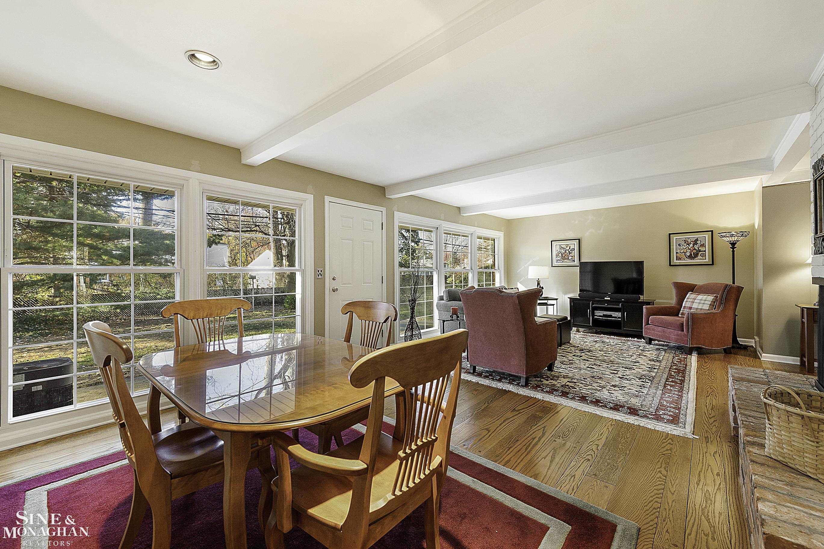 533 Hawthorne Road Grosse Pointe, MI 48236 - Photo 5 of 49 50095488-4.JPG