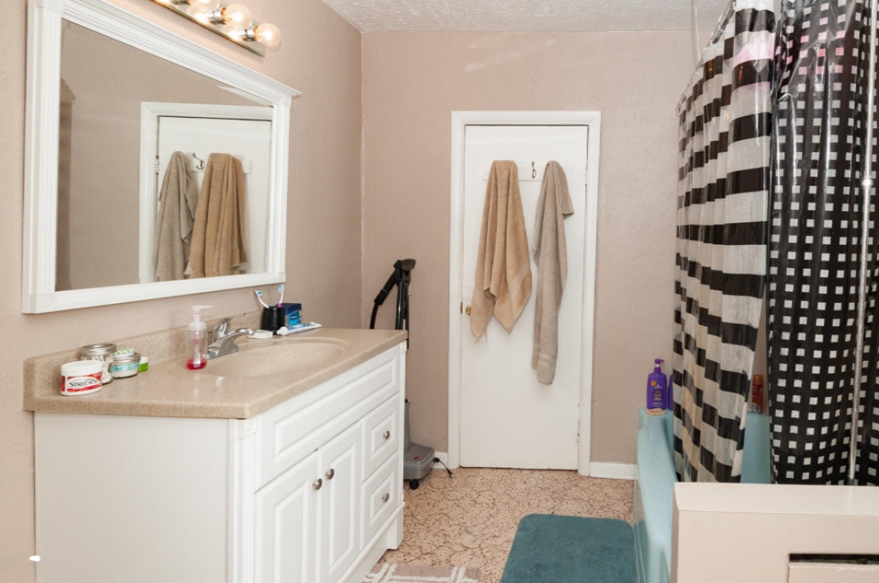 123 West Delaware Street Decatur, MI 49045 - Photo 8 of 15 Delaware-7