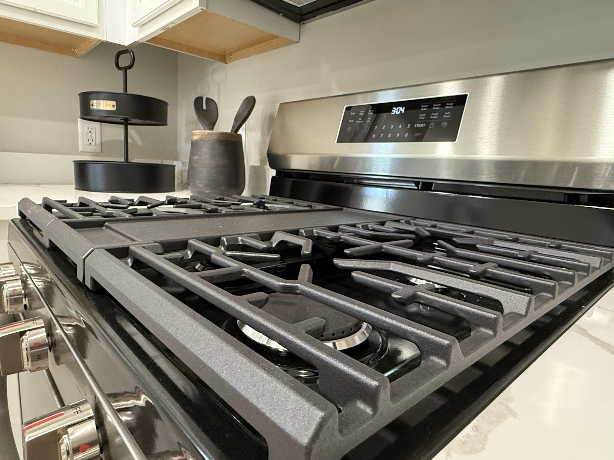 1183 Harbor Way Chesterton, IN 46304 - Photo 11 of 20 a stove top oven sitting inside of a kitchen