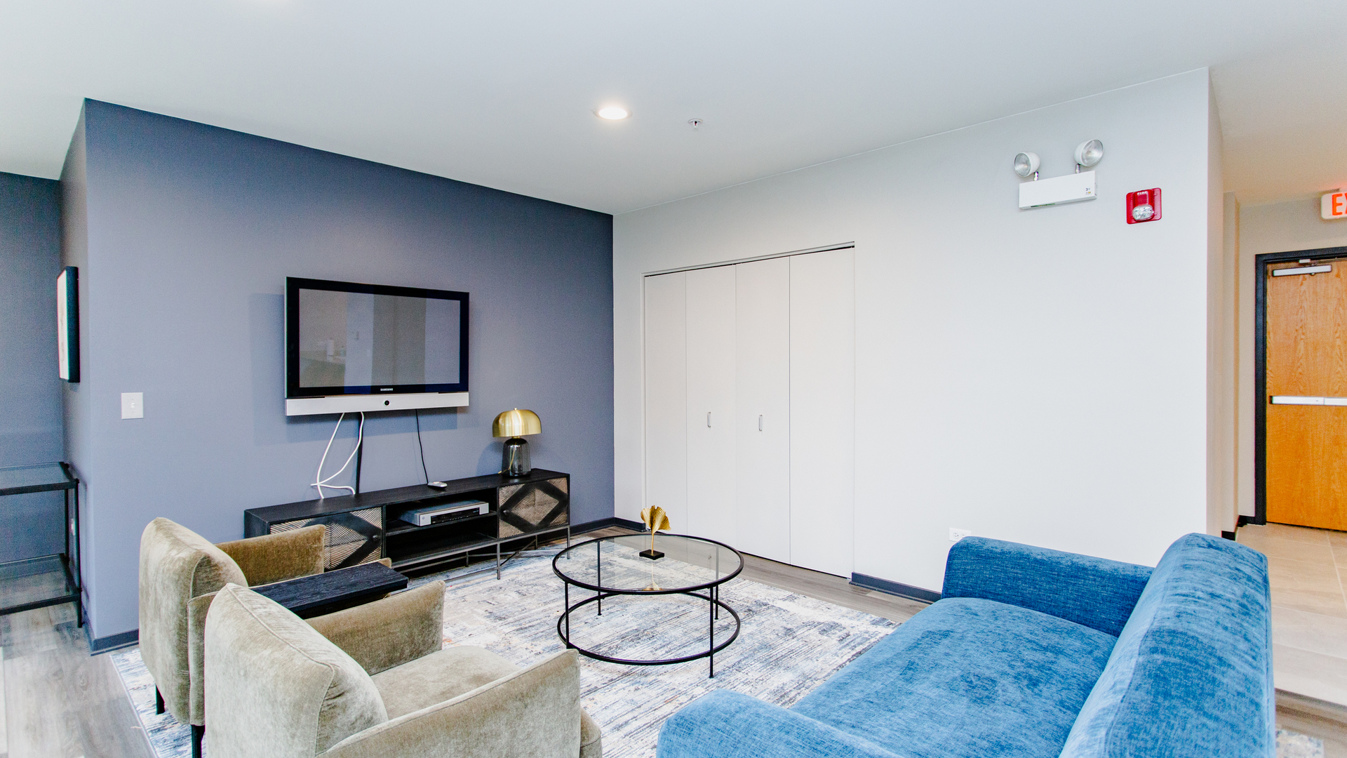 7243 Madison Street, Unit 310 Forest Park, IL 60130 - Photo 19 of 23 a living room with furniture and a couch