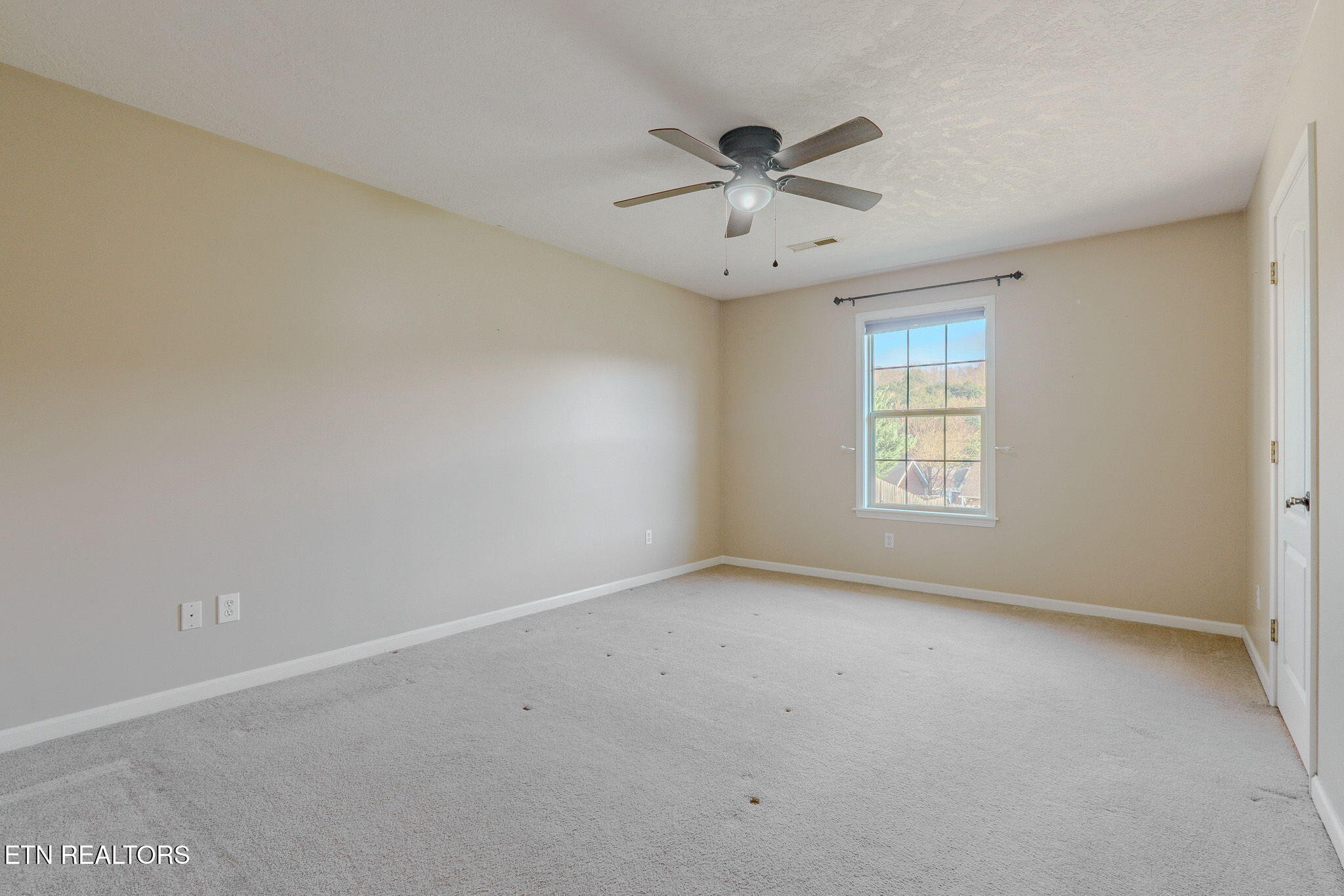 6622 Carina Lane Corryton, TN 37721 - Photo 20 of 30 an empty room with a window and a fan