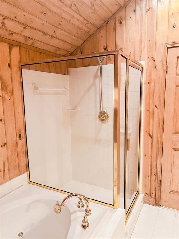 893 Hooper Road Cleveland, GA 30528 - Photo 19 of 68 a bathroom with a shower and a tub