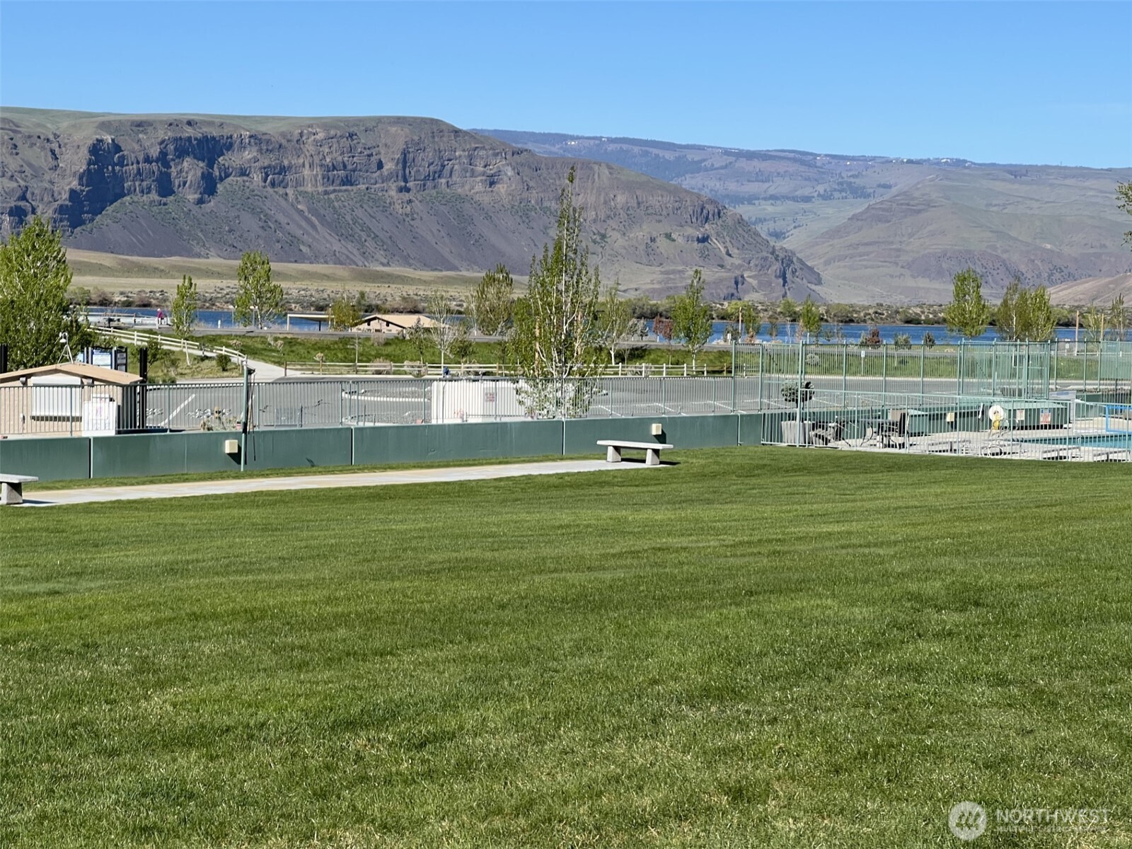 8997 Crescent Bar Road Northwest, Unit C118 Quincy, WA 98848 - Photo 28 of 33 a view of a town with big lake and houses